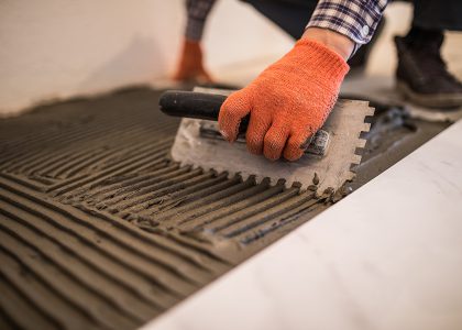 Colocación de baldosas cerámicas en reforma interior