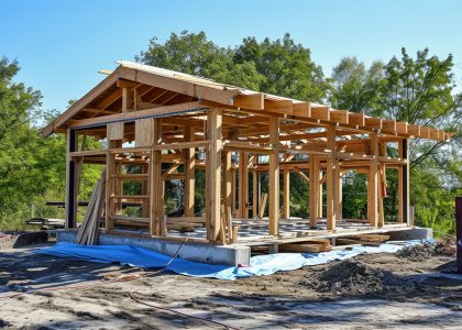 Construcción de vivienda de madera con estructura sostenible