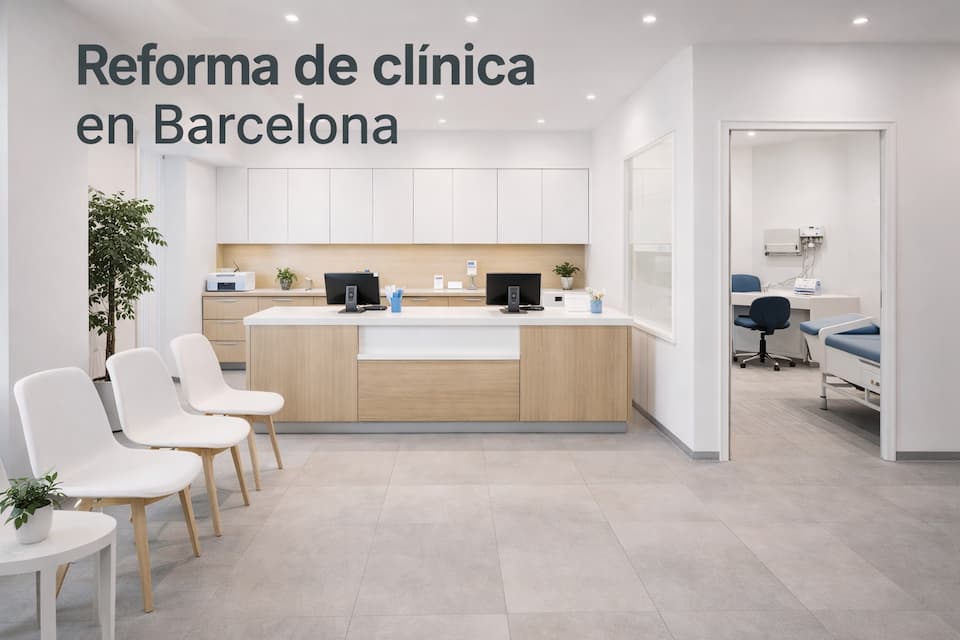 Reforma de clínica en Barcelona con recepción y consultas médicas renovadas