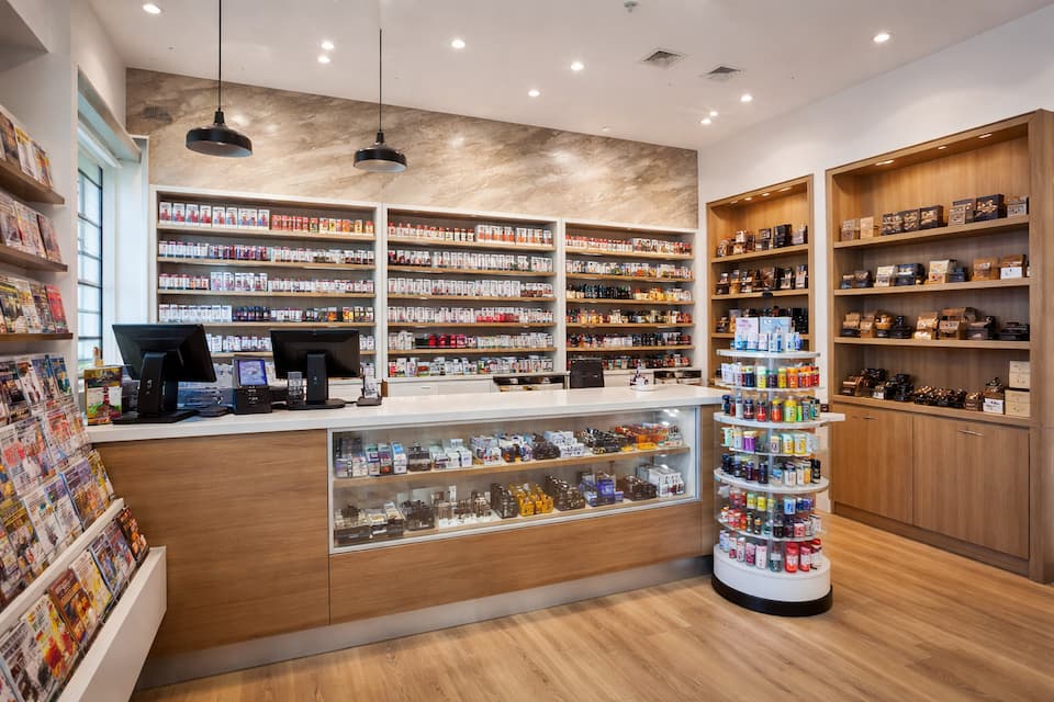 Reforma de locales comerciales en Barcelona para estanco con nuevo mostrador y zona de exposición