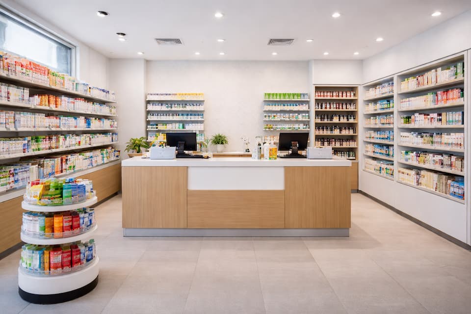 Reformas de farmacias con nuevo diseño interior, mostrador y estanterías para productos farmacéuticos